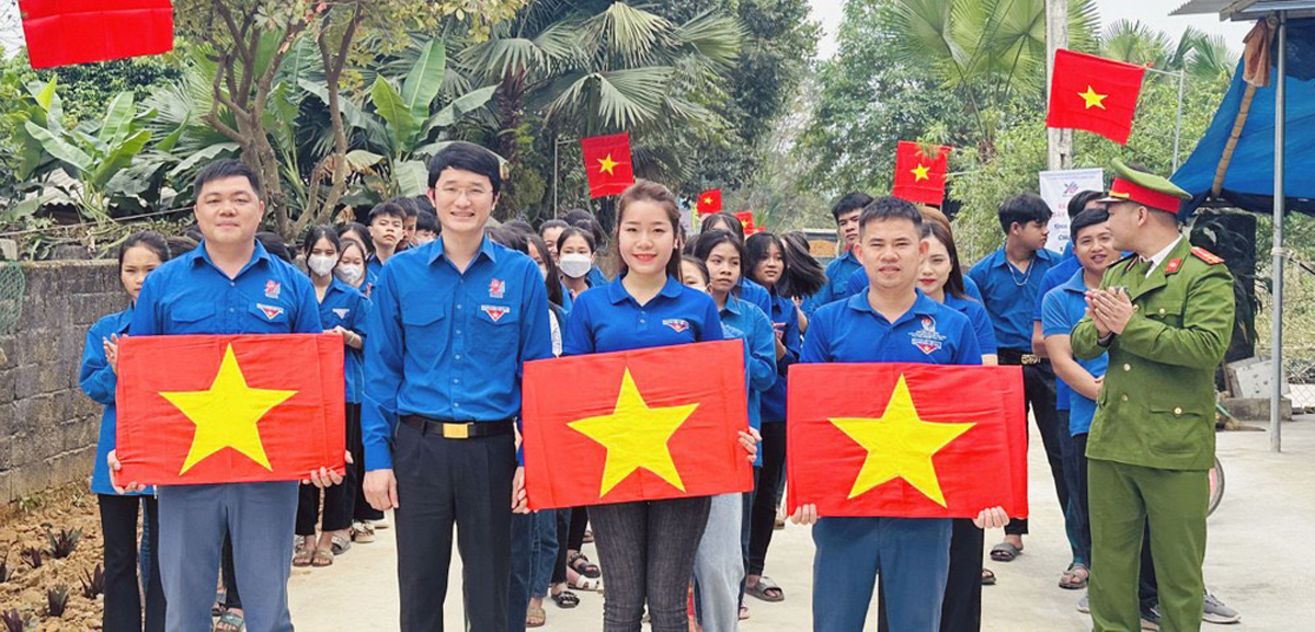 Phó Bí thư Tỉnh đoàn Trần Linh trao tặng công trình “Đường cờ thanh niên” với 100 lá cờ Tổ quốc tại xóm Tam Thành, xã Châu Thái (Quỳ Hợp). Ảnh: CSCC