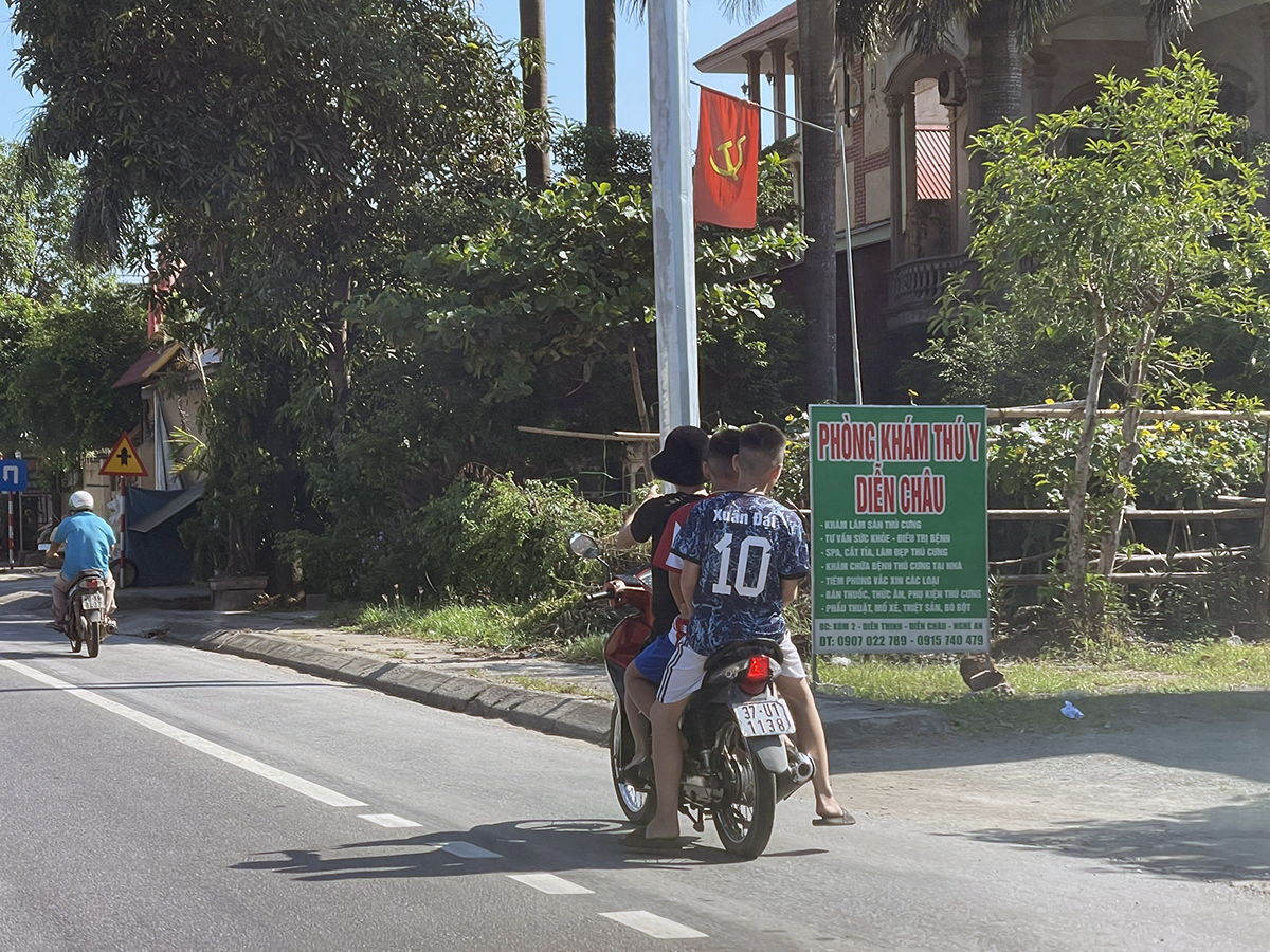 Thanh, thiếu niên kẹp 3 không đội mũ bảo hiểm (ảnh chụp trên Quốc lộ 1A đoạn qua địa bàn xã Diễn Thịnh, huyện Diễn Châu).