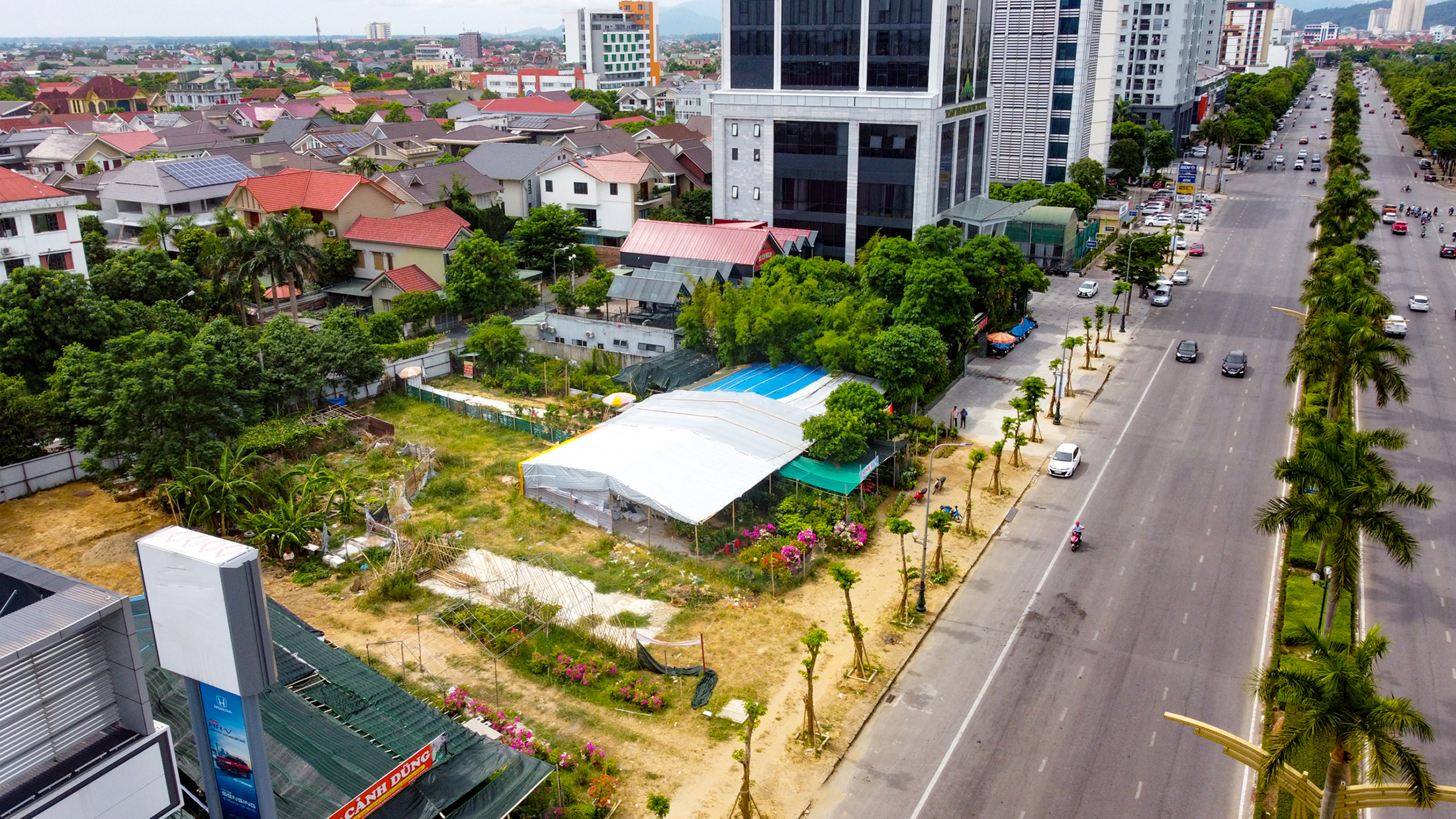 Toàn cảnh khu đất thực hiện dự án Khách sạn, văn phòng cho thuê, nhà ở biệt thự do Tổng Công ty Hợp tác kinh tế Việt Lào làm chủ đầu tư thời điểm cuối năm 2022, chụp từ flycam.