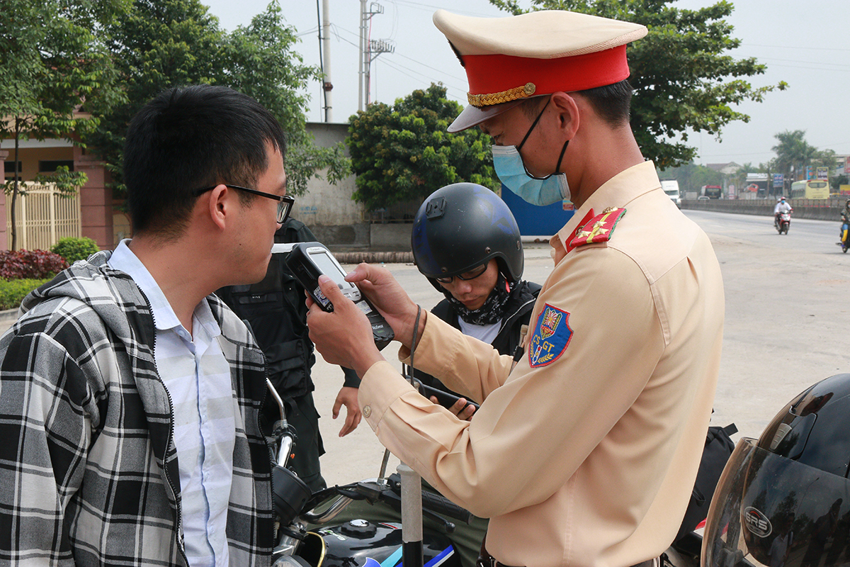 Trạm CSGT Diễn Châu kiểm tra nồng độ cồn đối với người điều khiển phương tiện.
