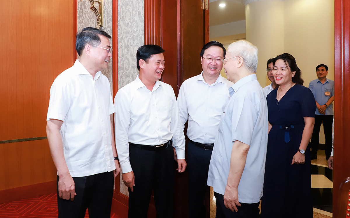 Tổng Bí thư Nguyễn Phú Trọng gặp gỡ, trao đổi với lãnh đạo tỉnh Nghệ An. Ảnh: Thành Duy