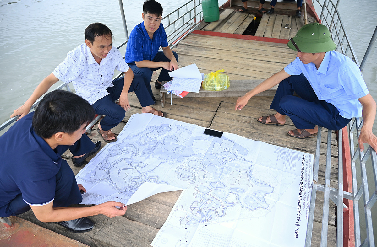 PV Báo Nghệ An và các cán bộ xã Thanh An xem bản vẽ quy hoạch dự án Khu du lịch, dịch vụ hỗn hợp và nghỉ dưỡng Cầu Cau.