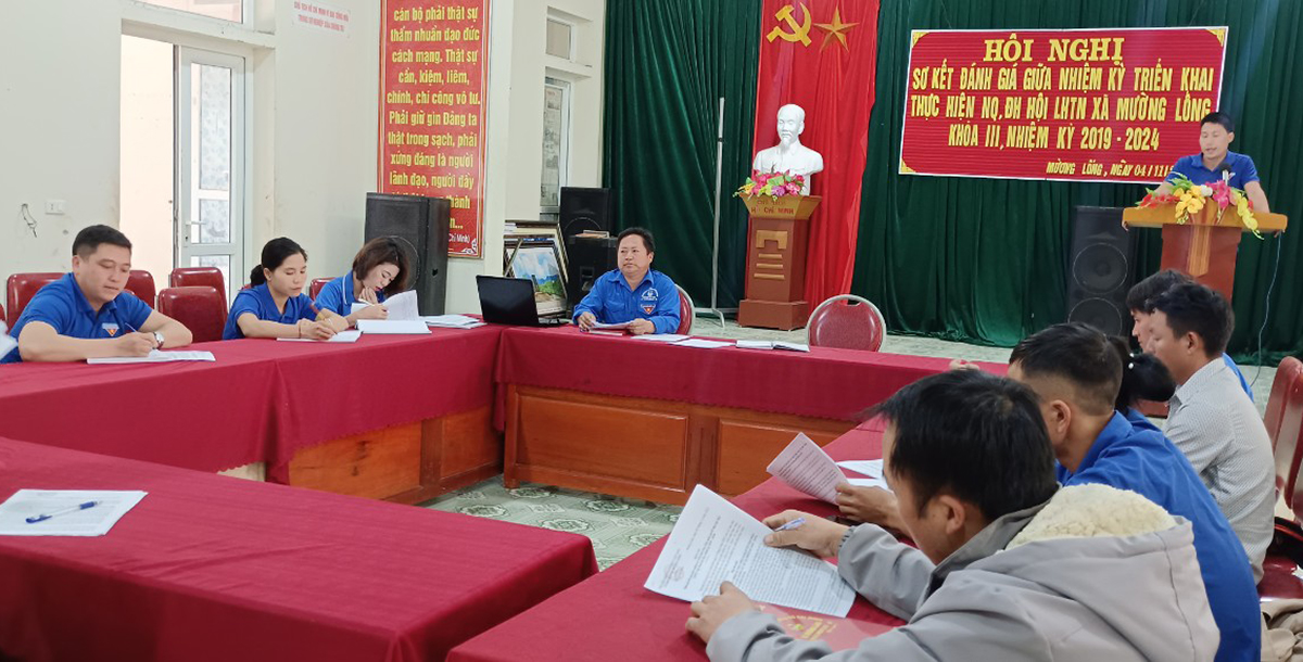 Đồng chí Vừ Bá Xử - Bí thư Đoàn xã Mường Lống, huyện Kỳ Sơn (ngồi giữa) năm nay đã 42 tuổi.