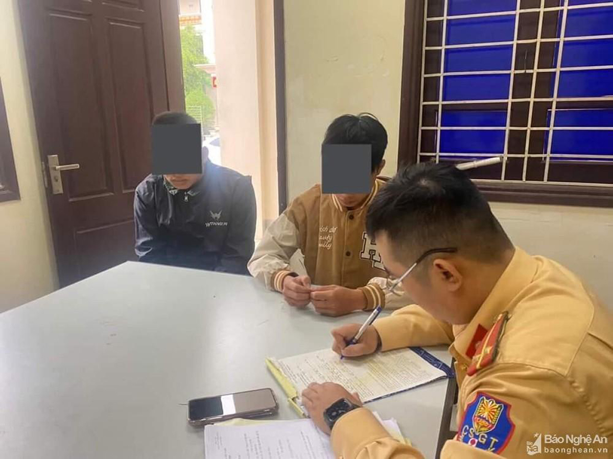 Đội CSGT-TT  Công an huyện Anh Sơn lập biên bản vi phạm đối với 2 nam thanh niên không đội mũ bảo hiểm, bốc đầu xe máy được đăng tải trên mạng xã hội.