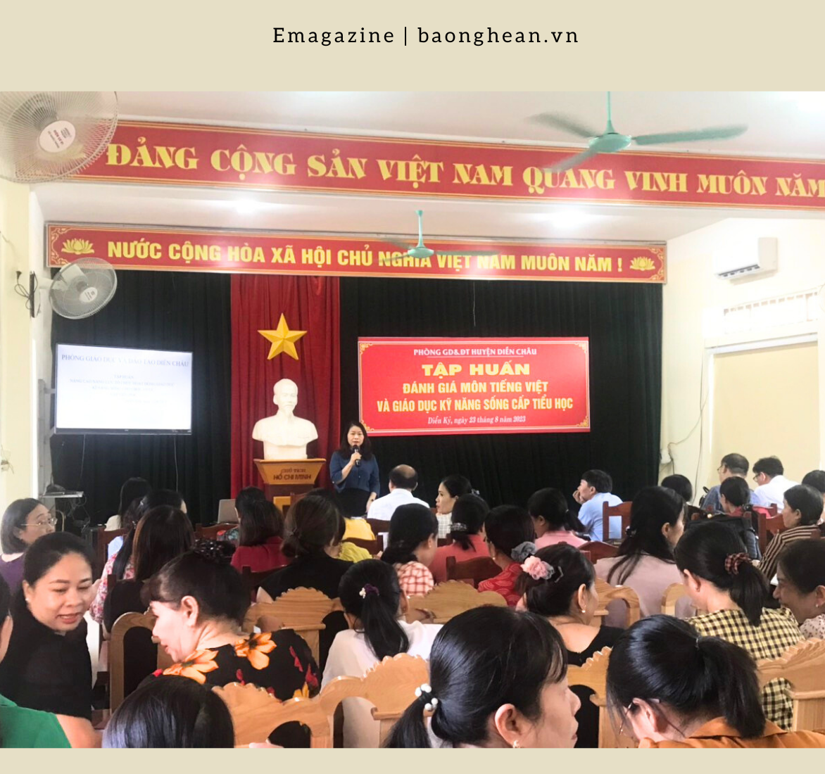 Nhà giáo Ưu tú Phạm Thị Bích Lưu - giáo viên biệt phái Phòng Giáo dục và Đào tạo huyện Diễn Châu tập huấn cho giáo viên tiểu học trước năm học mới.