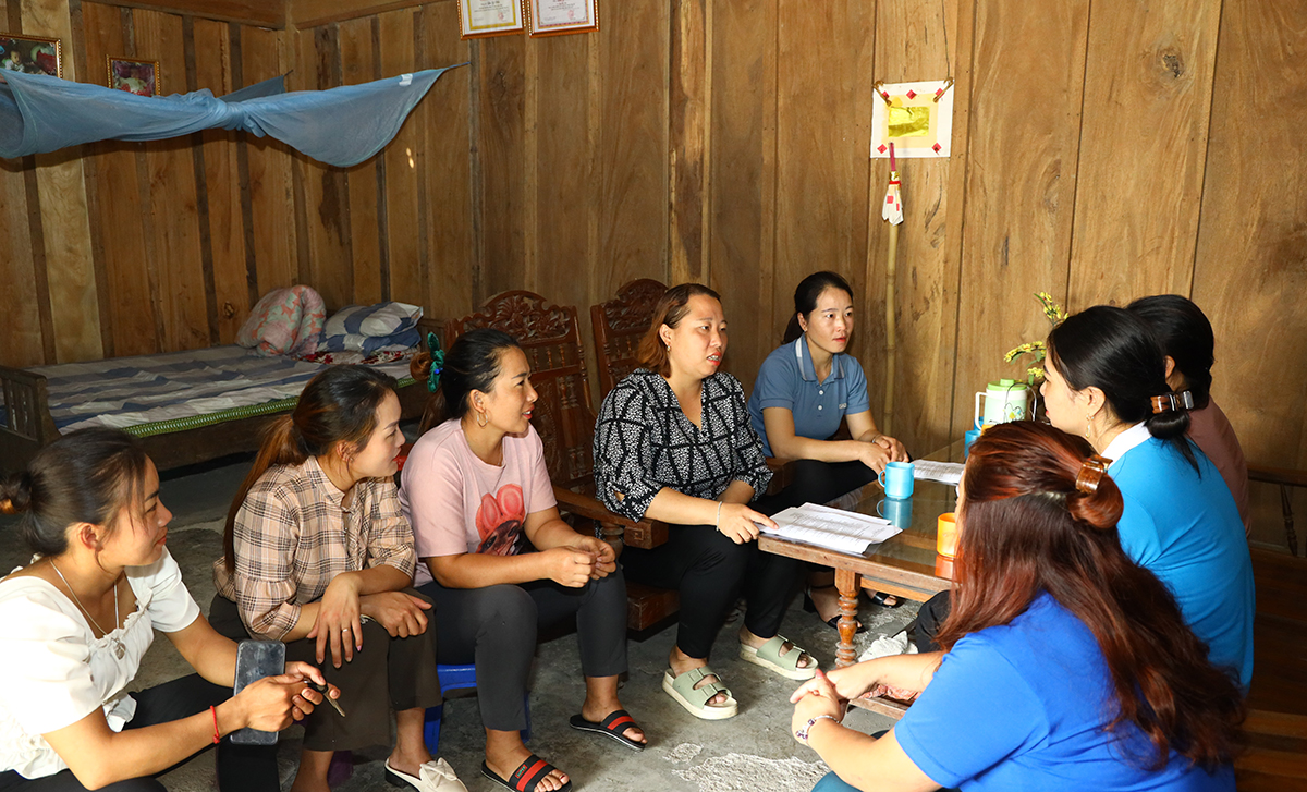 Chi hội phụ nữ bản Tiền Tiêu- xã Nậm Cắn (Kỳ Sơn) bàn các giải pháp giúp đỡ hộ khó khăn. Ảnh: Nguyên Nguyên