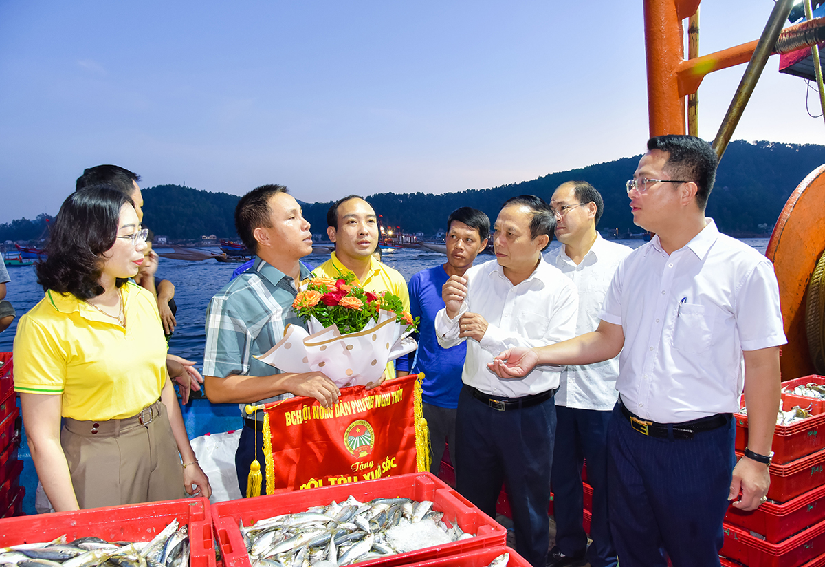 Hội Nông dân tỉnh trao tặng Cờ cho ngư dân thị xã Cửa Lò khai thác sản lượng hải sản lớn. Ảnh: T.L