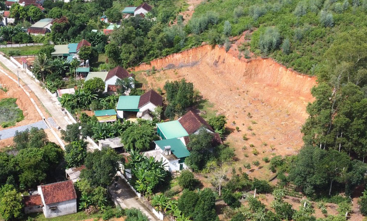 Khu vực đồi thấp xóm 4, xã Nam Thanh (Nam Đàn) bị khai thác đất trái phép.
