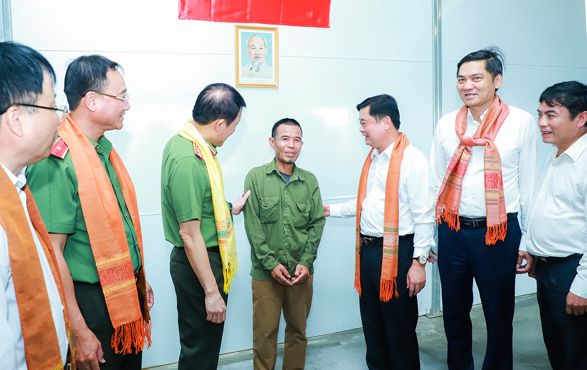 Các đồng chí lãnh đạo Bộ Công an và tỉnh Nghệ An thăm hỏi gia đình ở xã Châu Khê (Con Cuông) được hỗ trợ xây nhà ở năm 2023. Ảnh: Thành Duy