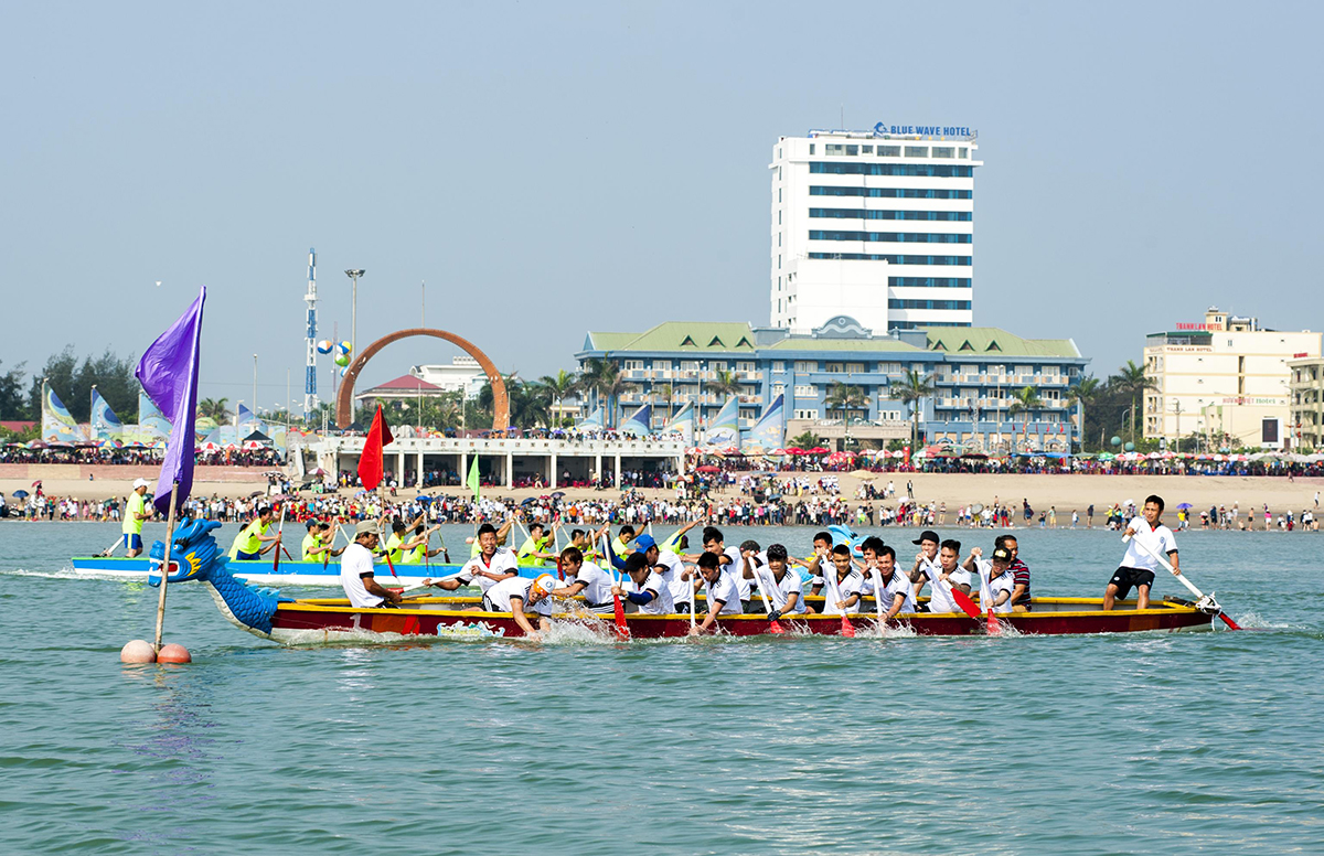 Đua thuyền tại Lễ hội Sông nước Cửa Lò.