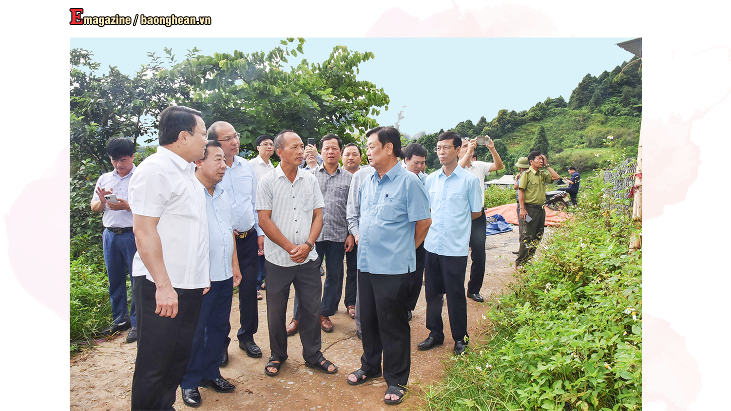 Bộ trưởng Bộ Nông nghiệp và Phát triển nông thôn Lê Minh Hoan trao đổi với lãnh đạo xã Tây Sơn (Kỳ Sơn) về phát triển cây pơ mu tại địa phương. Ảnh: Thanh Lê