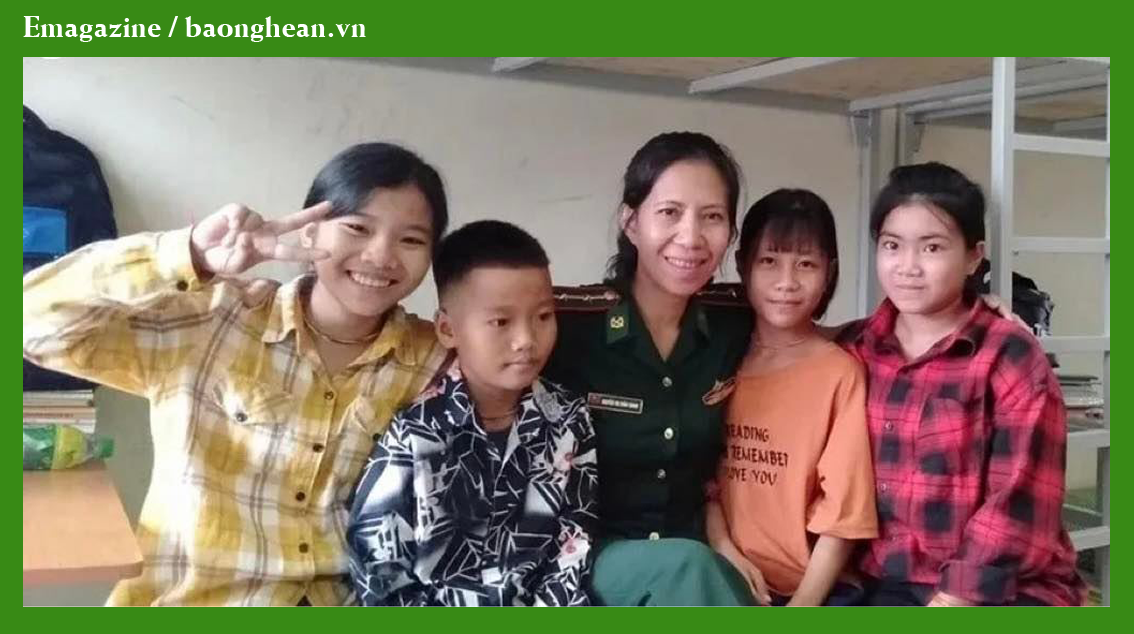 Trung tá Nguyễn Thị Trần Thanh cùng các con nuôi là học sinh người Đan Lai ở khu nội trú. Ảnh: CSCC