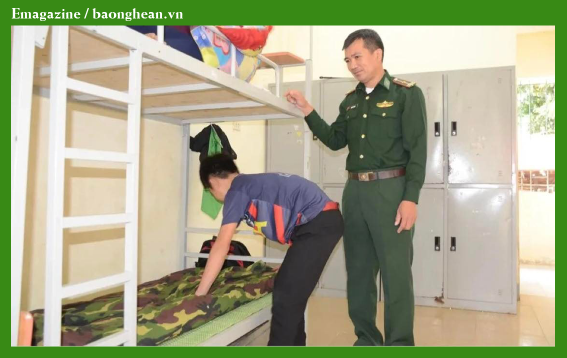 Thiếu tá Phan Văn Thắm hướng dẫn các con thực hiện sắp xếp chăn màn. Ảnh: Thành Chung