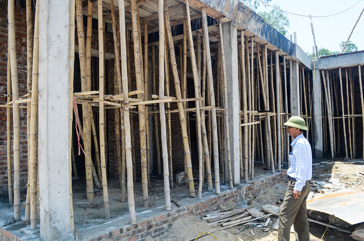 Anh Nguyễn Xuân Văn - Trưởng ban Giám sát đầu tư cộng đồng xã Nghi Thái tại điểm xây dựng trường mầm non hồi tháng 6/2022.