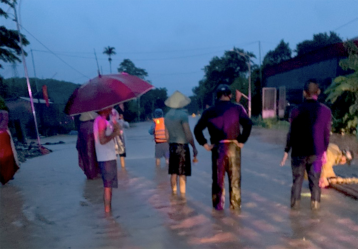 Chính quyền, lực lượng chức năng xã Châu Bình trắng đêm hỗ trợ người dân sơ tán tránh ngập lụt. Ảnh: CSCC