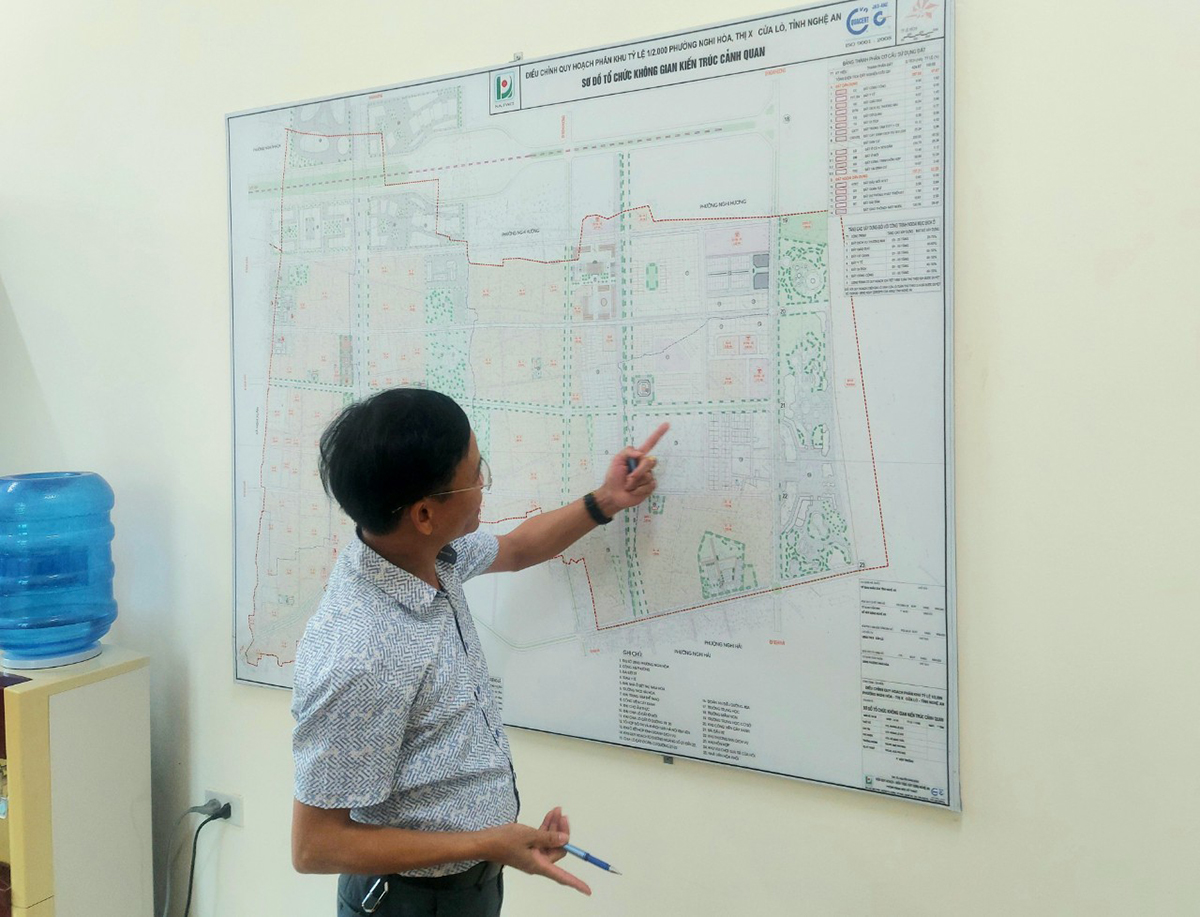 Chủ tịch UBND phường Nghi Hòa (TX. Cửa Lò) bên bản vẽ quy hoạch phân khu 1:2000 phường Nghi Hòa.
