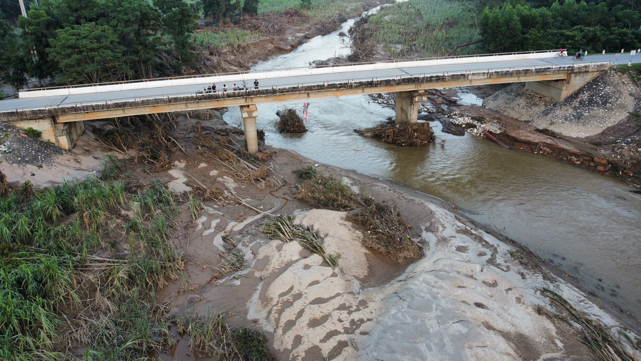 Cầu Cô Ba, xã Châu Bình sau trận lũ lụt.
