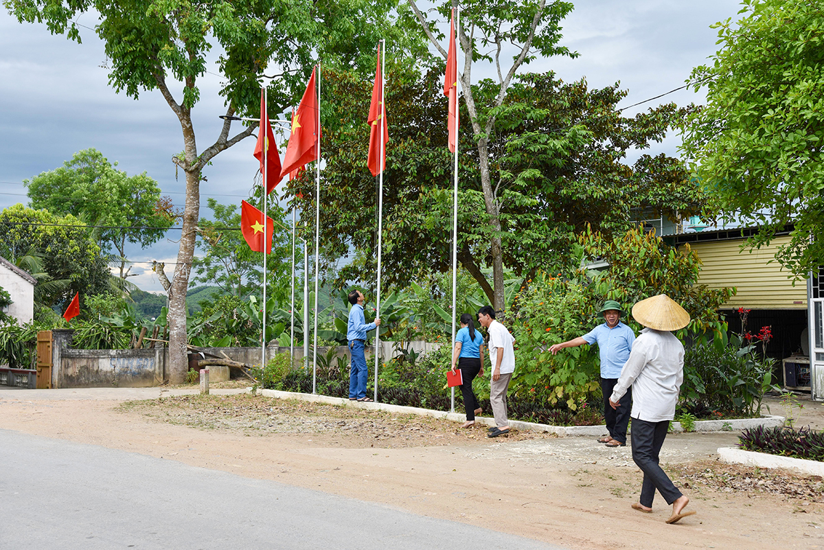 Cụm cột cờ và bồn hoa của thôn 2, xã Tào Sơn (Anh Sơn) được các đảng viên nơi cư trú đóng góp ủng hộ xây dựng. Ảnh tư liệu: Hoài Thu