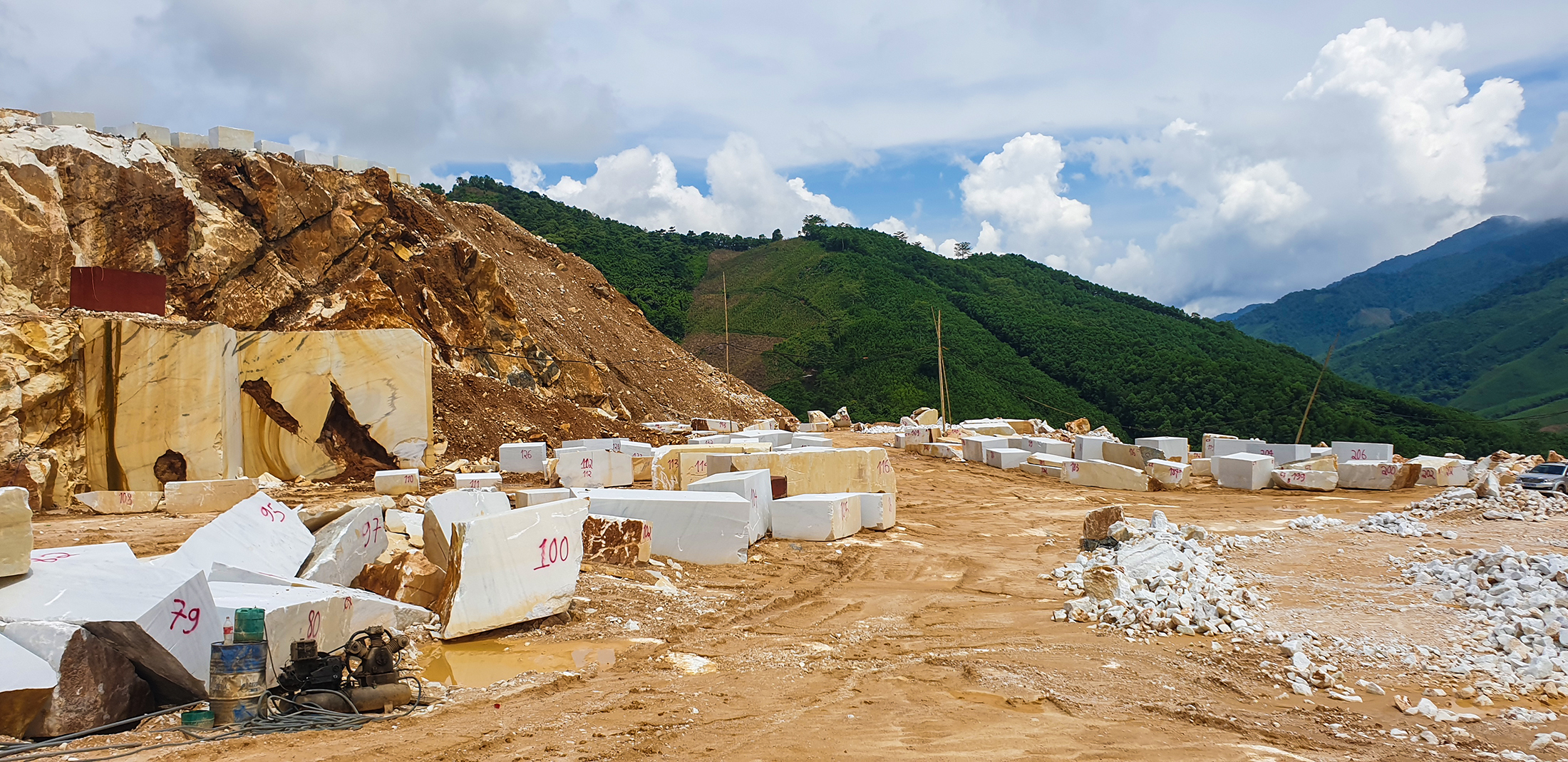 Hiện trường vụ khai thác khoáng sản trái phép tại vùng núi thuộc xóm Kèn, xã Châu Lộc, huyện Quỳ Hợp.