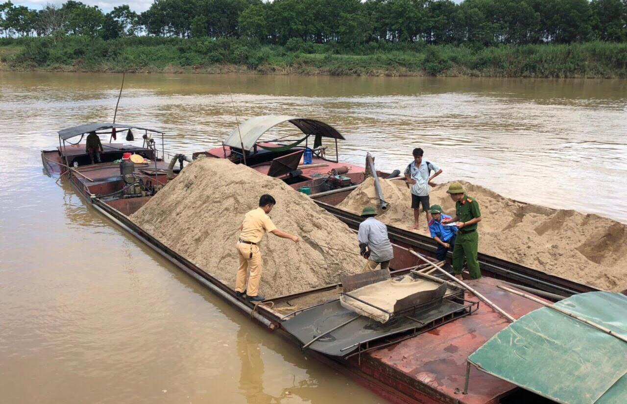 Kiểm tra hoạt động khai thác cát sỏi trên sông Lam qua huyện Thanh Chương và Đô Lương. Ảnh: Nguyễn Hải