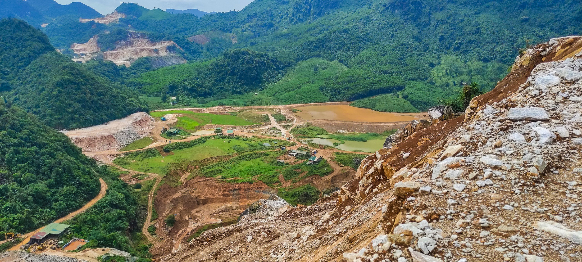 Một mỏ khai thác khoáng sản trên địa bàn huyện Quỳ Hợp.
