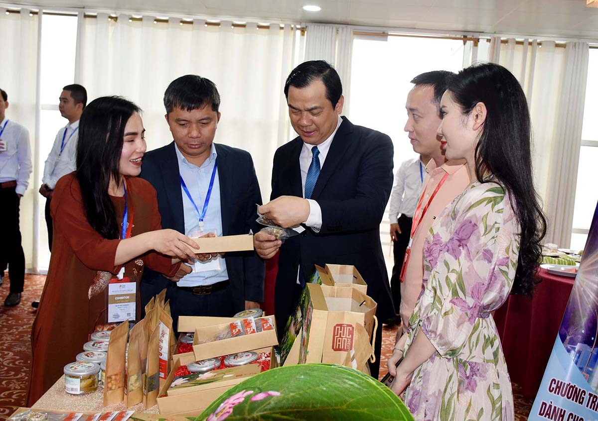 Tổng cục trưởng Tổng cục Du lịch Nguyễn Trùng Khánh tham quan gian trưng bày sản phẩm du lịch của Nghệ An tại Hội chợ Du lịch quốc tế VITM Hà Nội, tháng 4/2023. Ảnh: Công Kiên