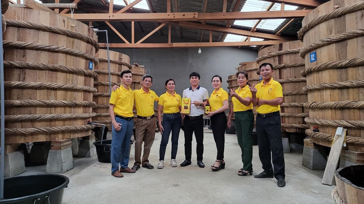 Xưởng cơ sở nước mắm chế biến trong thùng gỗ đầu tiên ở phường Nghi Hòa. Ảnh: CSCC