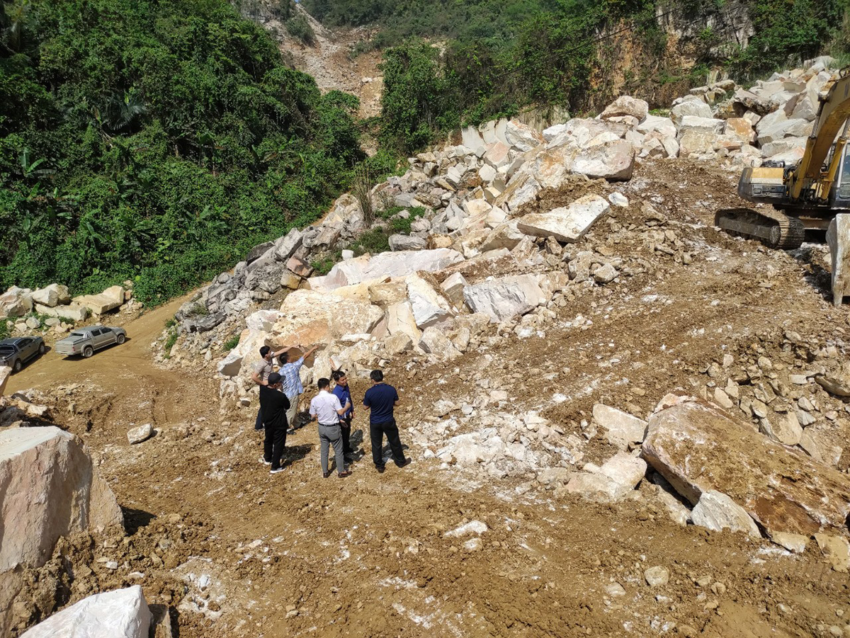 Đoàn kiểm tra liên ngành kiểm tra hiện trường mỏ khoáng sản tại huyện Quỳ Hợp.