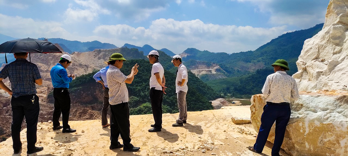 Đoàn kiểm tra liên ngành thành lập theo Quyết định số 3892/QĐ-UBND kiểm tra hiện trường mỏ khoáng sản tại địa bàn huyện Quỳ Hợp.