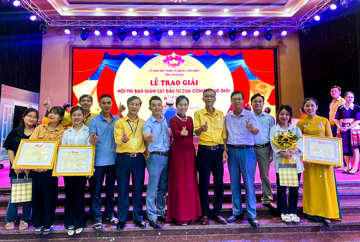 Đội thi Ban Giám sát đầu tư của cộng đồng giỏi năm 2023 xã Nghi Thái chụp ảnh lưu niệm với lãnh đạo Ủy ban MTTQ tỉnh.