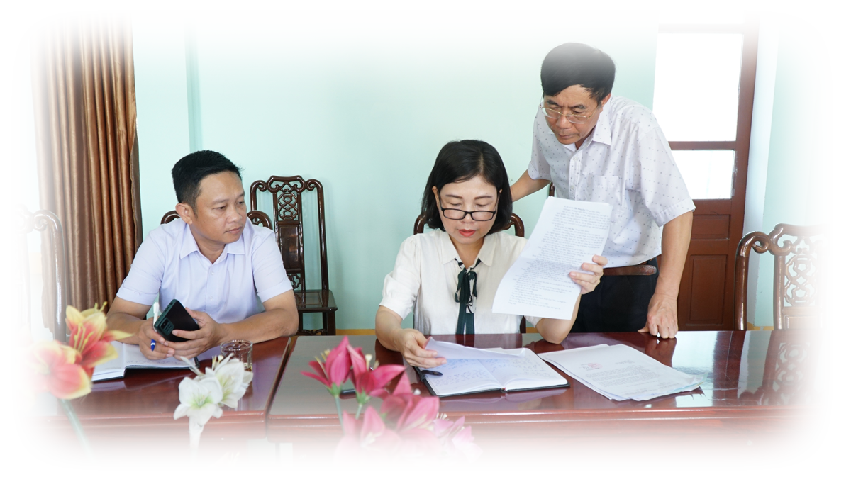 Ban Giám hiệu Trường THPT Quỳ Châu kiểm tra hồ sơ một số học sinh vi phạm tệ nạn xã hội đã bị xử lý.