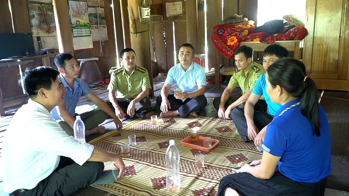 Cán bộ Khu Bảo tồn thiên nhiên Pù Hoạt cùng người dân, cán bộ xã Nậm Giải lên kế hoạch bảo vệ rừng.