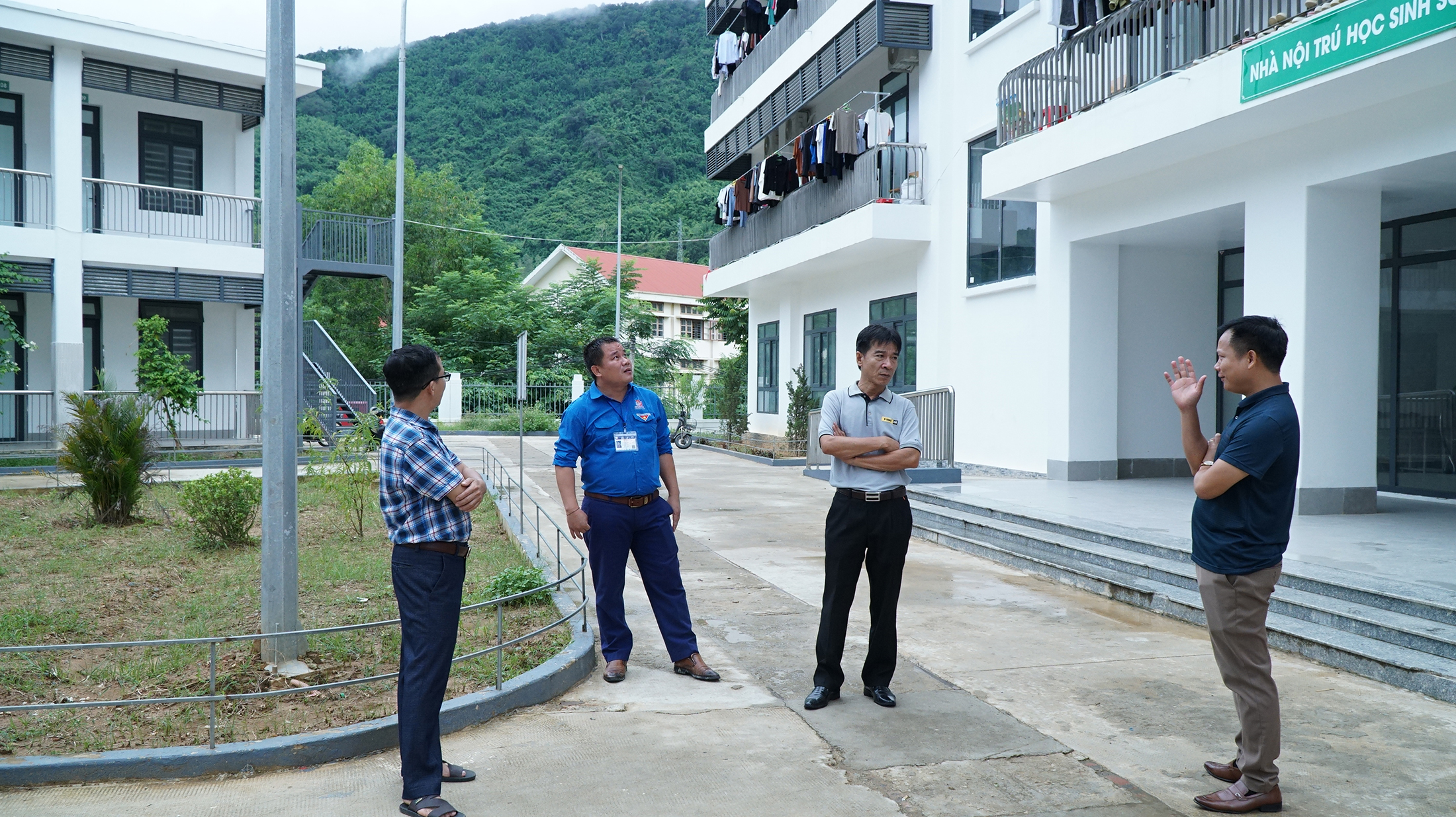 Ban giám hiệu Trường THPT Kỳ Sơn trao đổi với phóng viên Báo Nghệ An.