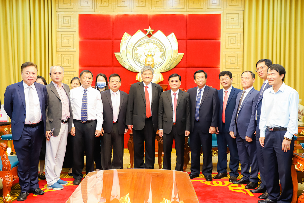 Bí thư Tỉnh ủy Thái Thanh Quý cùng lãnh đạo các sở, ban, ngành chụp ảnh lưu niệm cùng lãnh đạo Tập đoàn Quốc tế Ju Teng và các nhà cung ứng. Ảnh: PV
