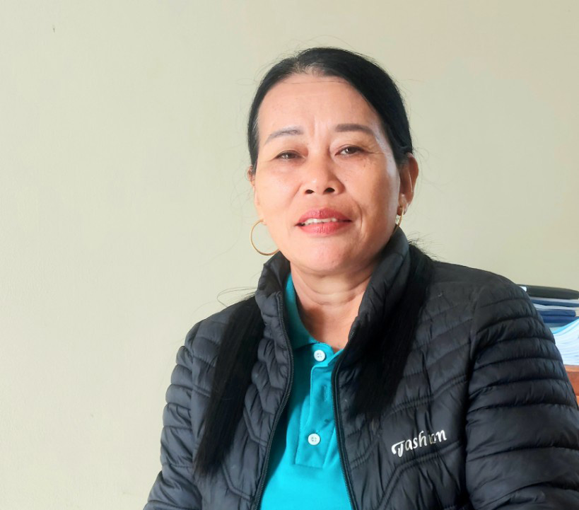 Chị Lô Thị Xuân - Chi hội trưởng Phụ nữ bản Poom Lầu trao đổi với PV Báo Nghệ An