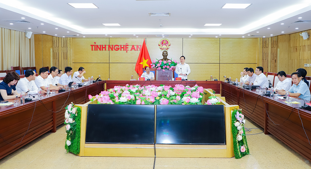 Chủ tịch UBDN tỉnh Nguyễn Đức Trung chủ trì hội nghị giao ban với các Hiệp hội, Hội Doanh nghiệp tỉnh. Ảnh: Phạm Bằng