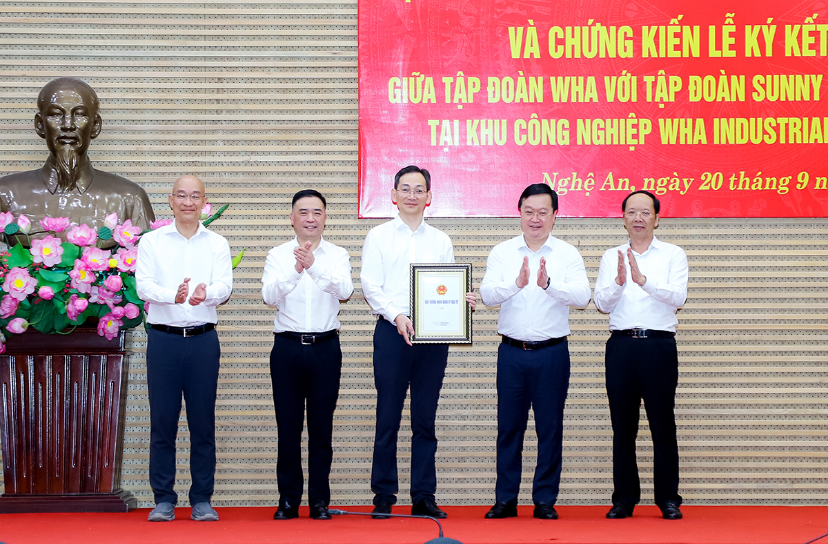 Chủ tịch UBND tỉnh Nguyễn Đức Trung trao Giấy chứng nhận đăng ký đầu tư cho Tập đoàn Sunny. Ảnh: Phạm Bằng