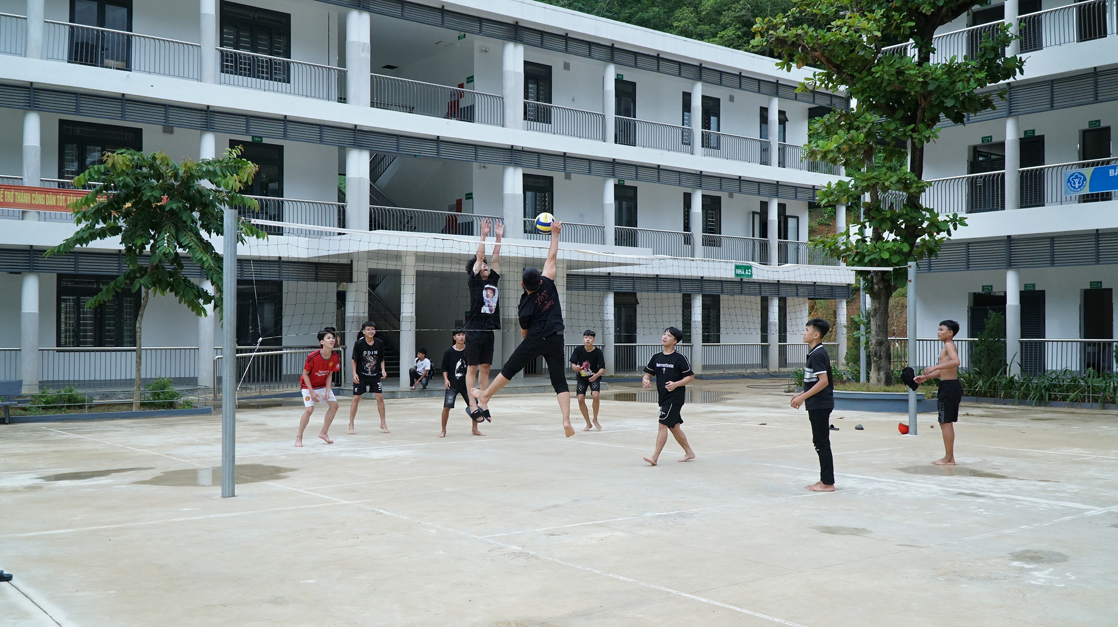 Các em học sinh Trường THPT Kỳ Sơn chơi bóng chuyền.