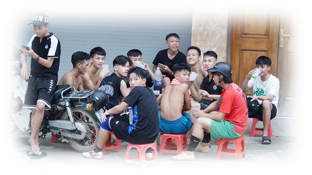 Các em học sinh Trường THPT Kỳ Sơn tụ tập uống nước sau khi chơi thể thao.