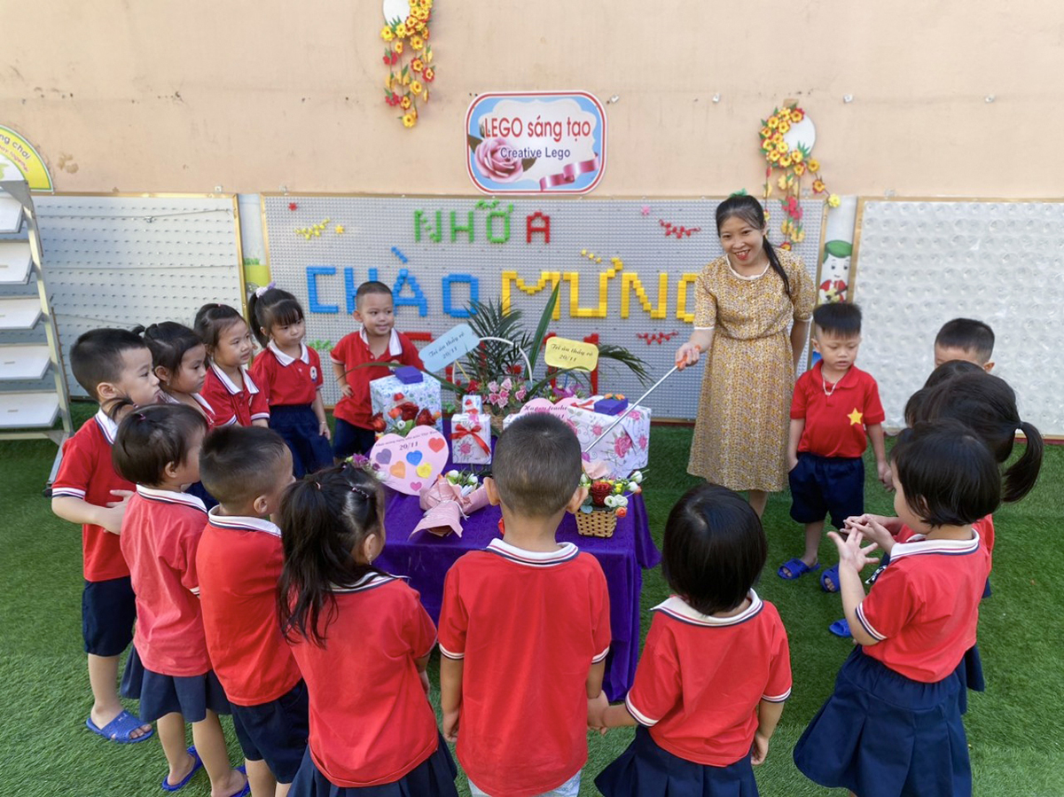 Cô giáo Nguyễn Thị Nhàn cùng với học sinh.