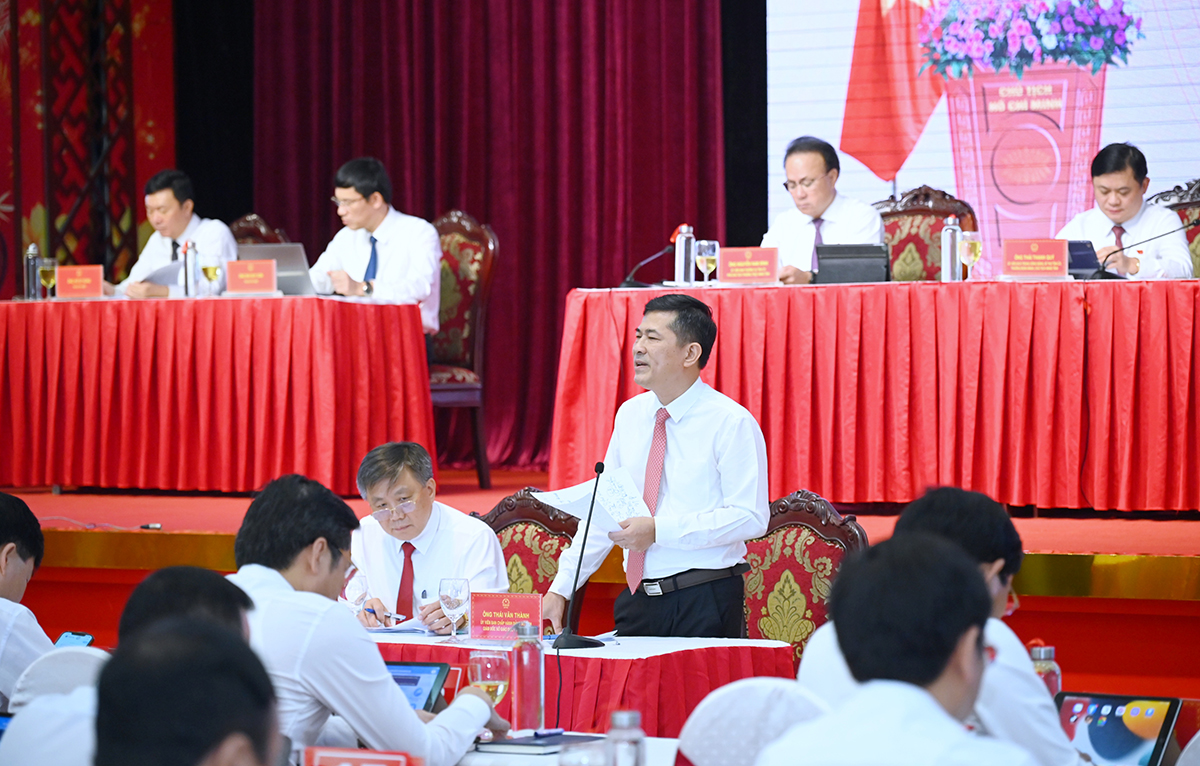 Giám đốc Sở Giáo dục và Đào tạo Thái Văn Thành trả lời chất vấn của các đại biểu HĐND tỉnh tại kỳ họp thứ 14, HĐND tỉnh. Ảnh: Thành Cường