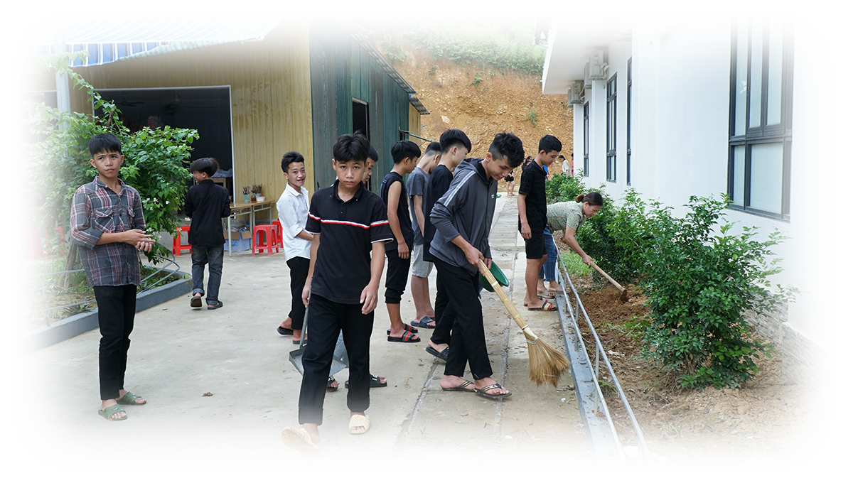 Giờ lao động của các em học sinh Trường THPT Kỳ Sơn.