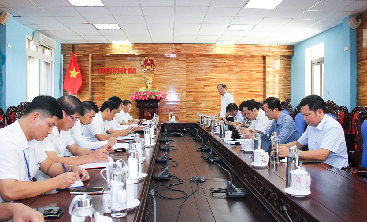 Thường trực HĐND tỉnh giám sát việc giải quyết kiến nghị cử tri tại huyện Nghĩa Đàn. Ảnh: Mai Hoa