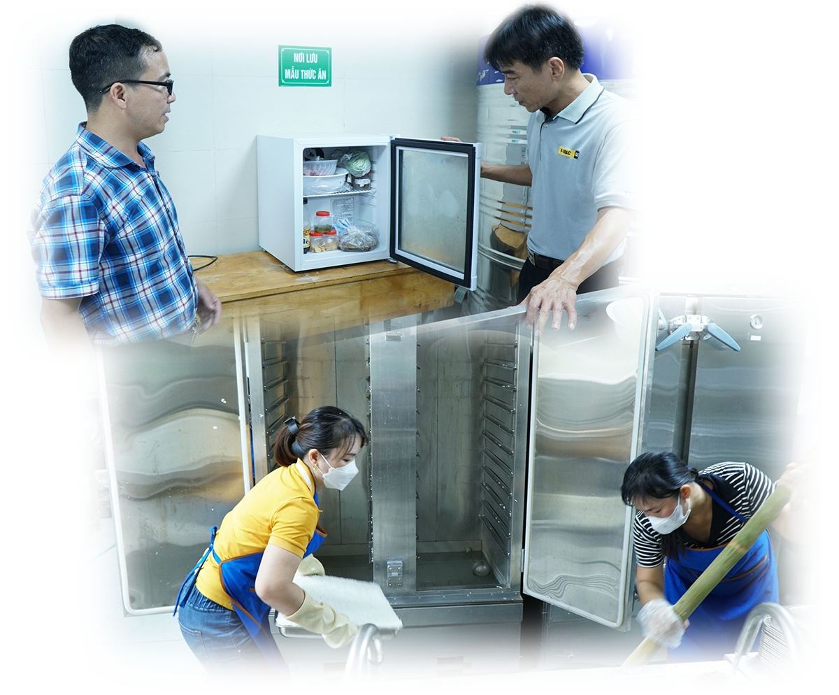 Tủ lưu mẫu thức ăn; Hệ thống nhà bếp của Trường THPT Kỳ Sơn được đầu tư hiện đại.