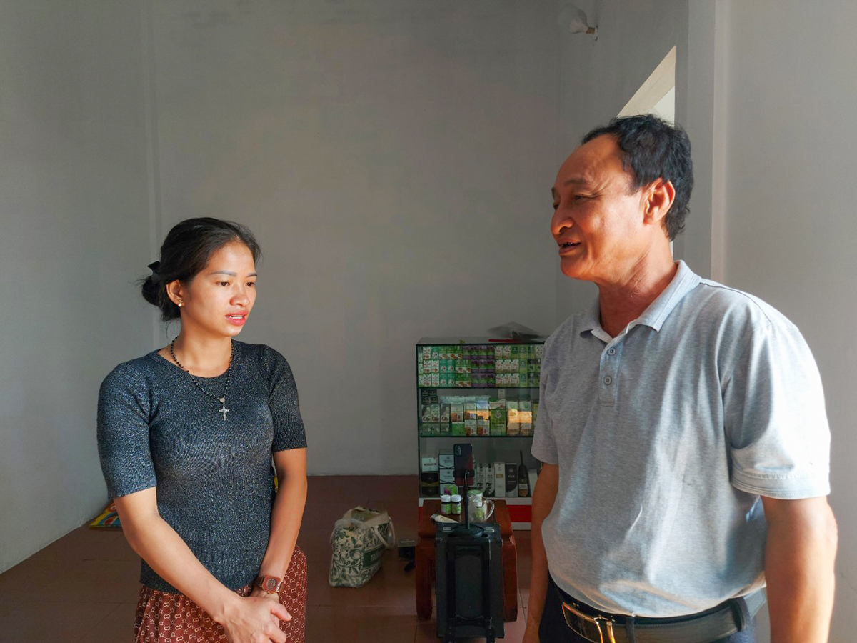 Vợ anh Hồ Sỹ Đức bày tỏ cảm ơn phường với ông Trần Thái Hòa – Chủ tịch Hội Cựu chiến binh phường Vinh Tân.