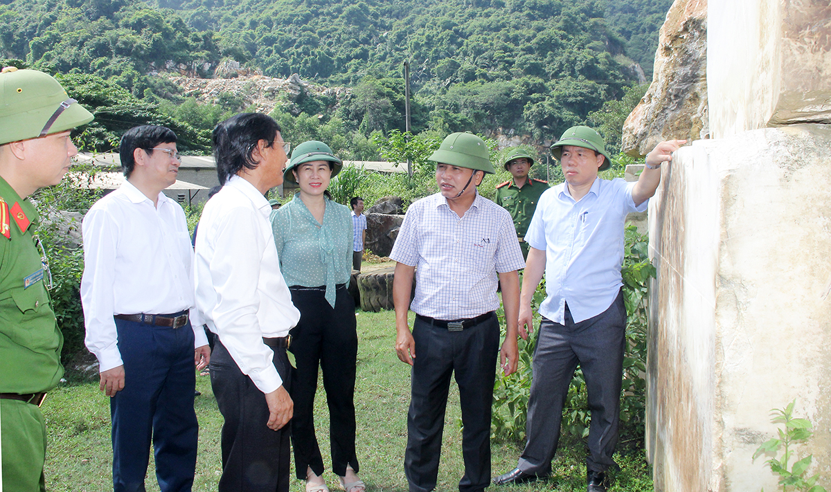 Đoàn giám sát của HĐND tỉnh giám sát công tác quản lý Nhà nước về khoáng sản tại huyện Quỳ Hợp. Ảnh: Mai Hoa