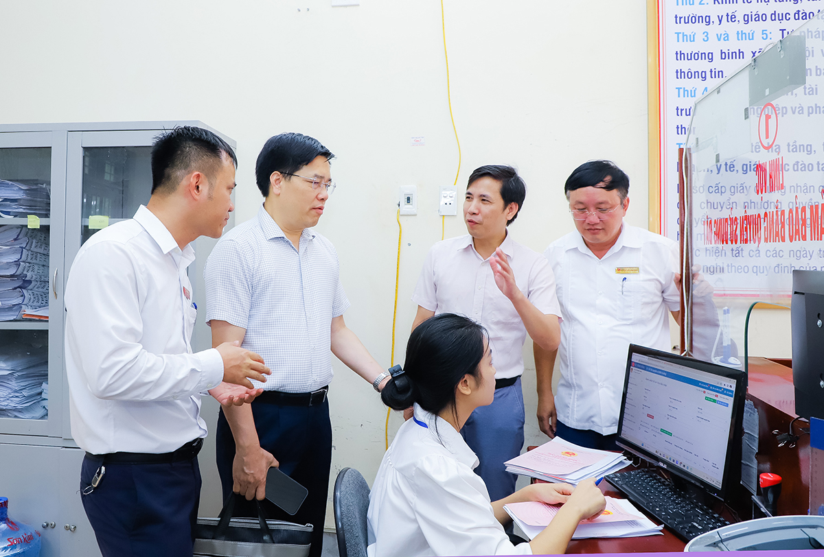 Đoàn kiểm tra Ban Chỉ đạo Cải cách hành chính của Chính phủ kiểm tra công tác cải cách hành chính tại huyện Nam Đàn. Ảnh: Phạm Bằng