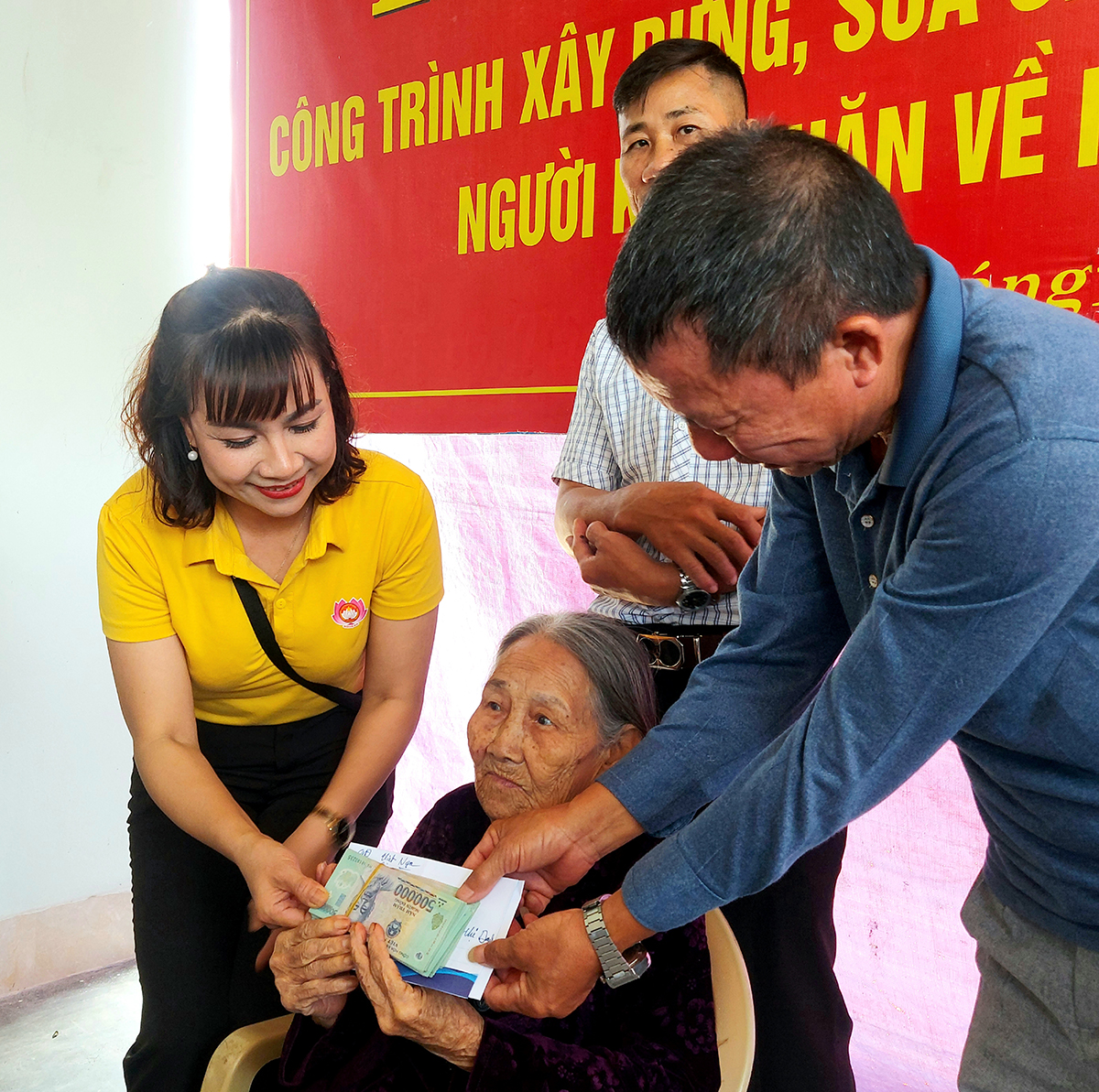Đại diện MTTQ phường Vinh Tân trao tiền hỗ trợ đến tay cụ Danh và thân nhân.