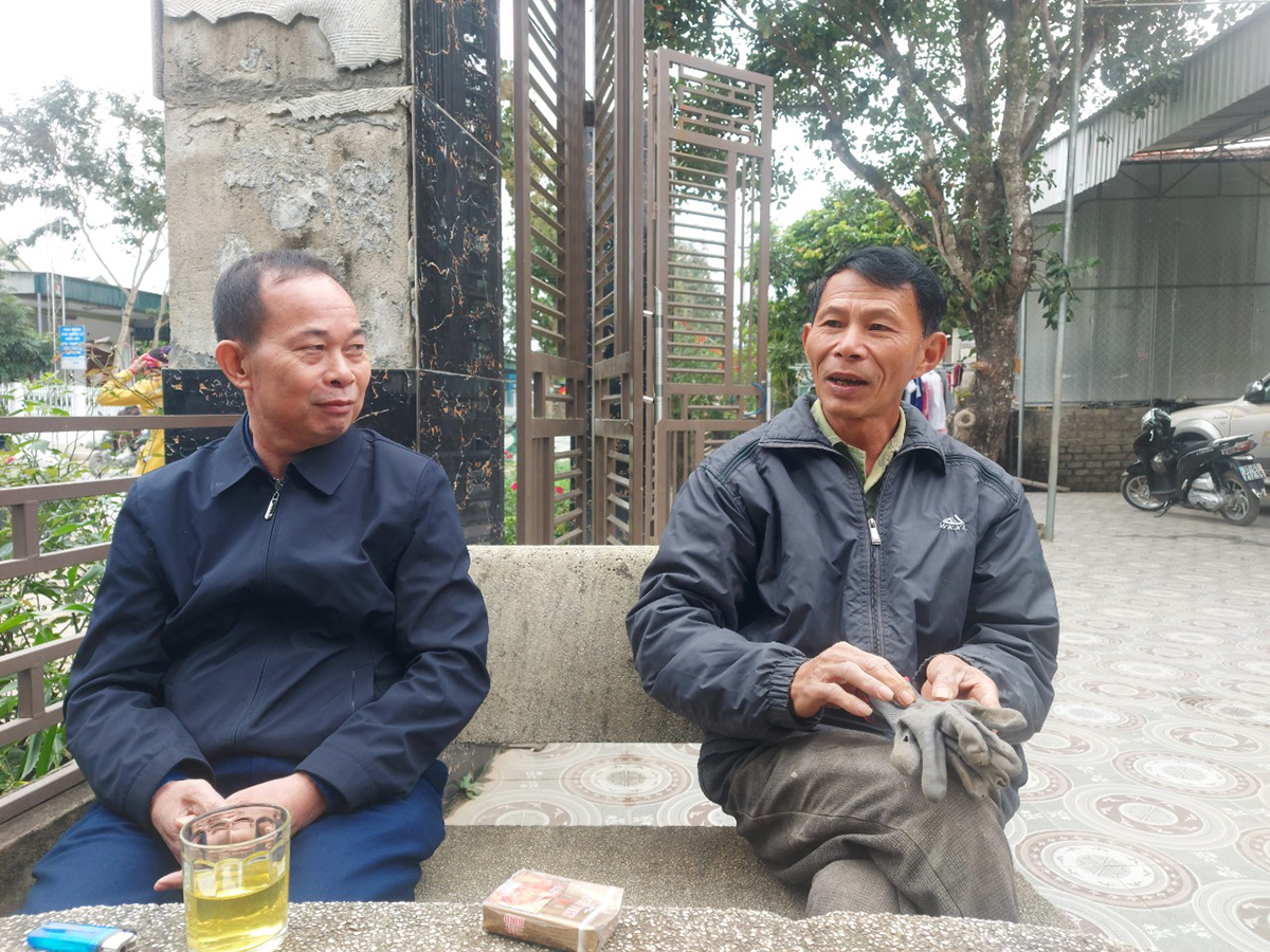 Bí thư Chi bộ Poom Lầu, ông Lô Thanh Sơn (bên phải) và Chủ tịch UBND xã Châu Bình Lê Văn Toan thông tin về tình hình trên địa bàn.