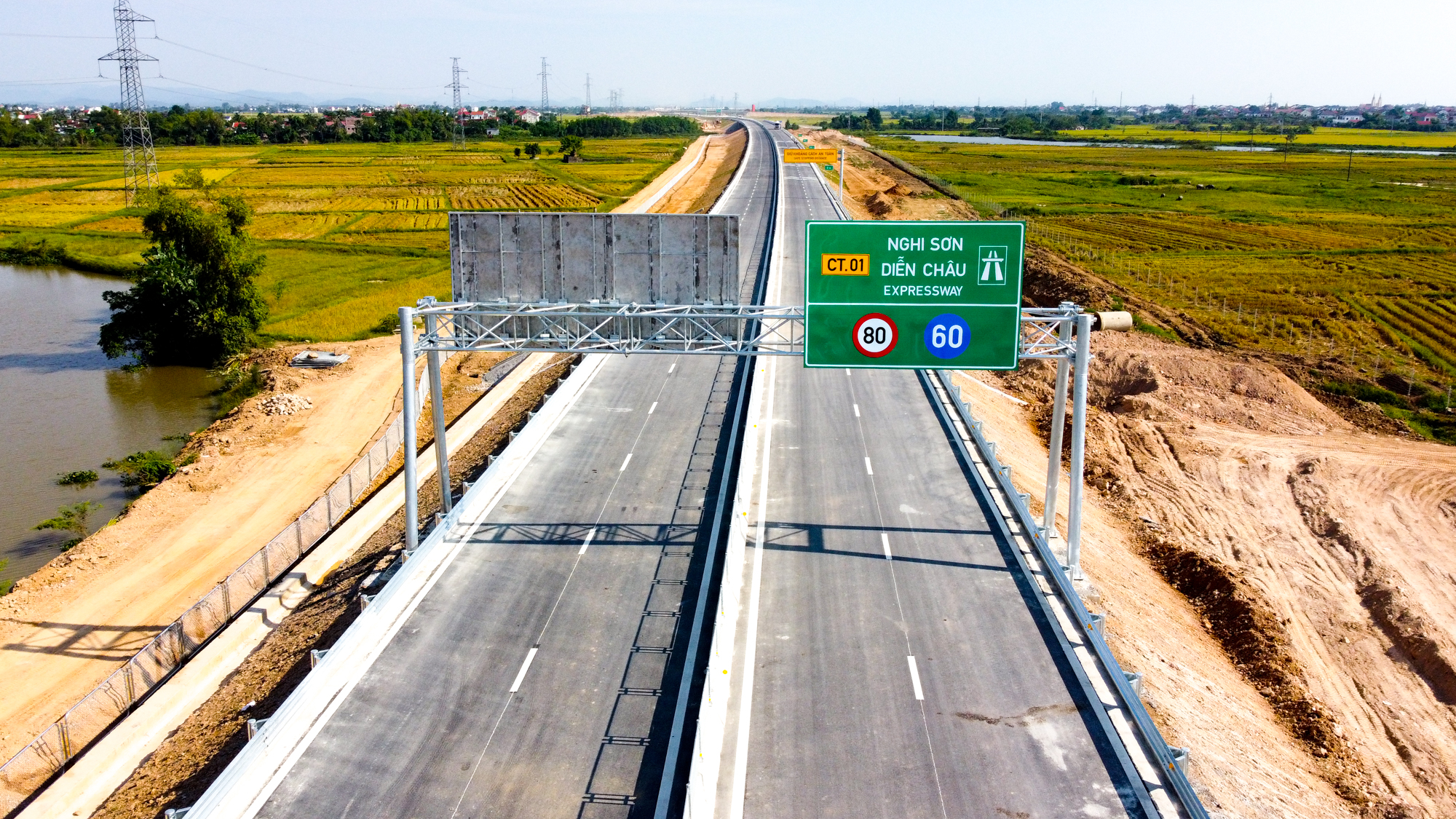 Cao tốc Nghi Sơn - Diễn Châu hoàn thành rút ngắn khoảng cách từ thành phố Hà Nội đến Nghệ An. Ảnh: Thành Cường